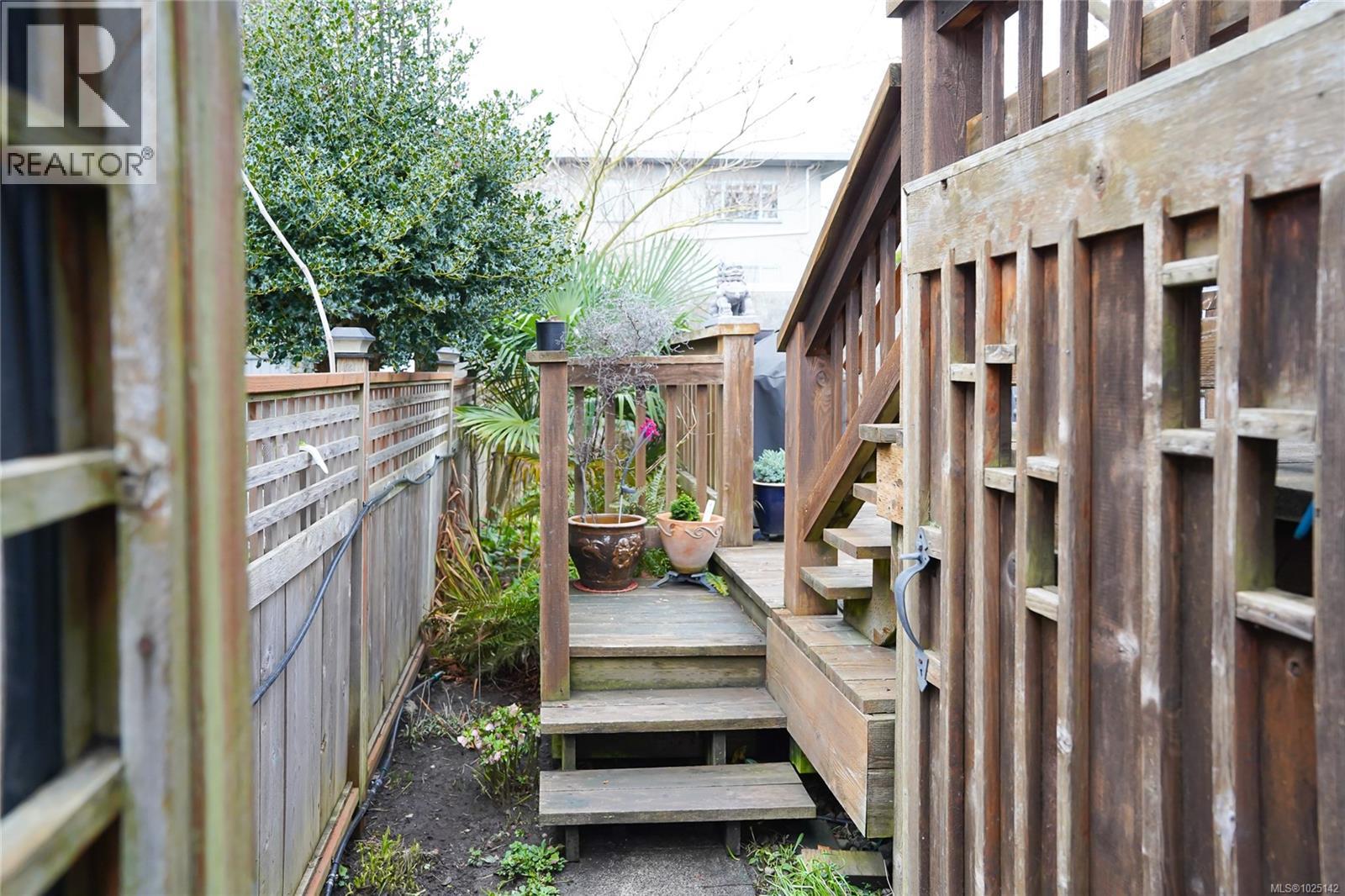  1166 Burdett Avenue, Victoria