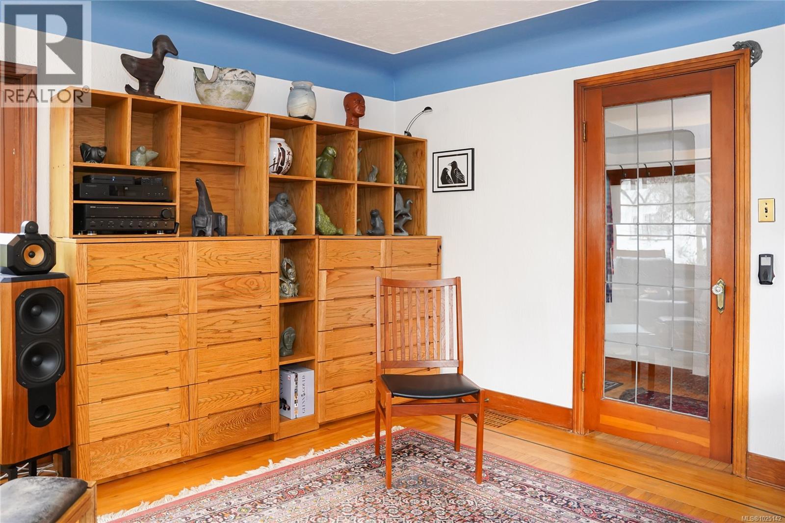  1166 Burdett Avenue, Victoria