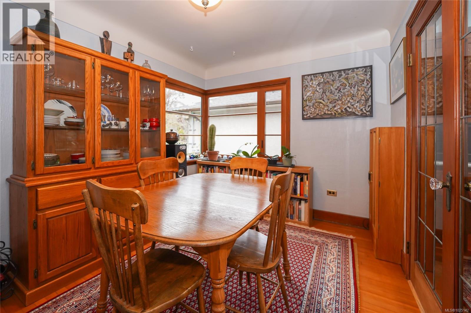  1166 Burdett Avenue, Victoria