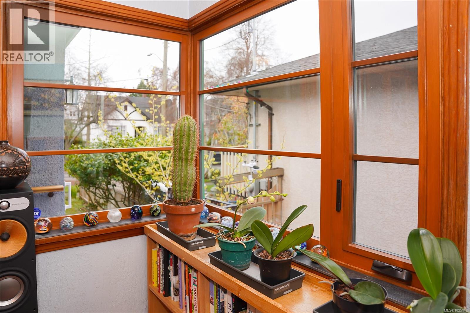  1166 Burdett Avenue, Victoria