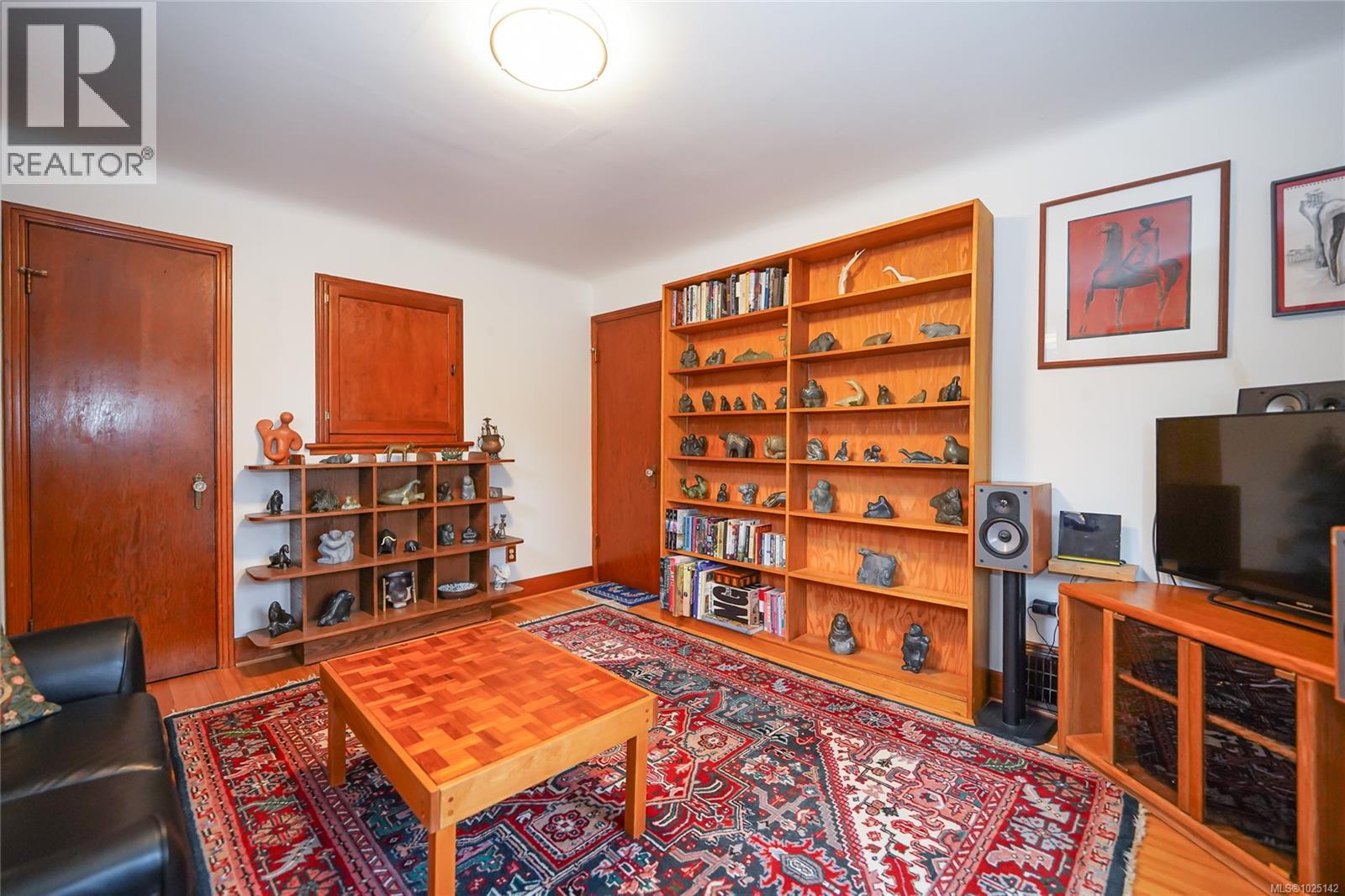  1166 Burdett Avenue, Victoria