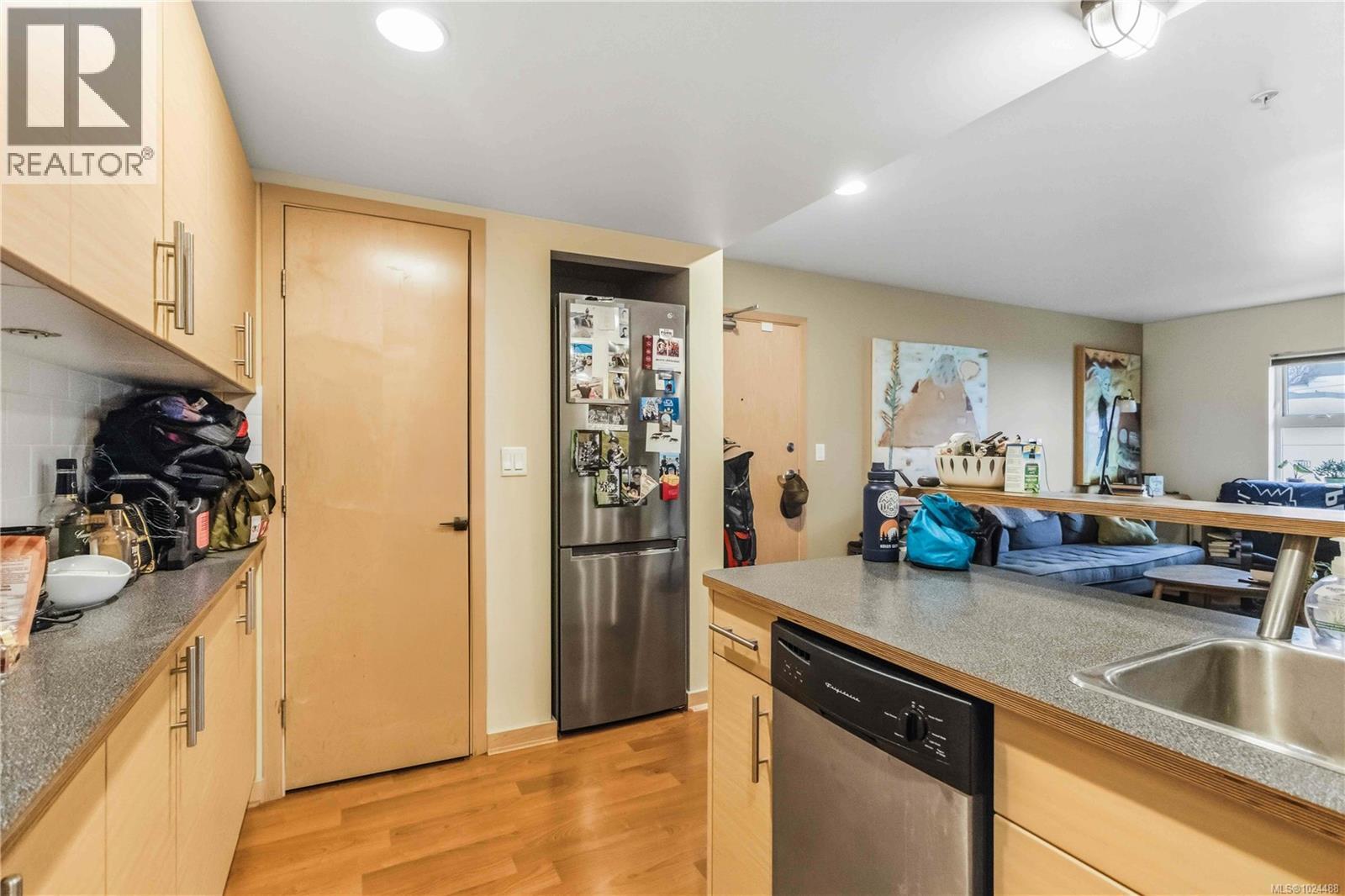 304 787 Tyee Road, Victoria