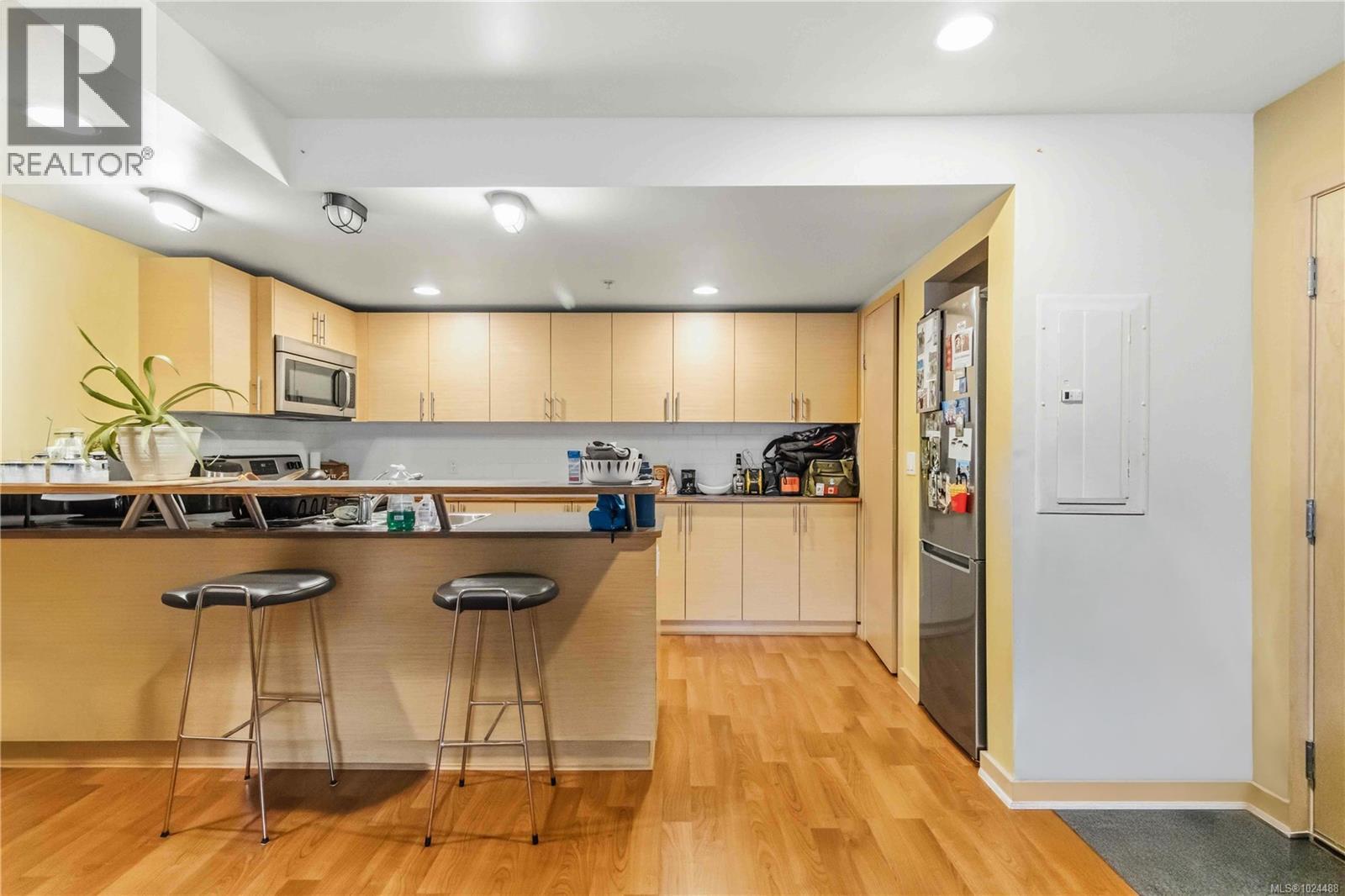 304 787 Tyee Road, Victoria