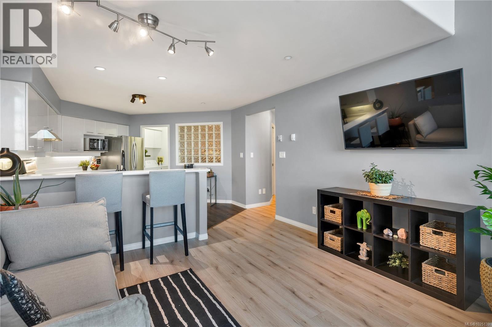 #407 350 Island Hwy S - 7