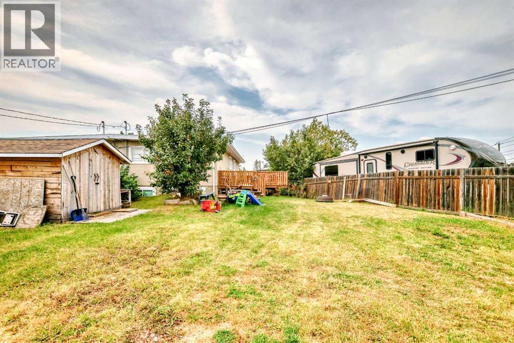 203 PENBROOKE CLOSE SE - 25