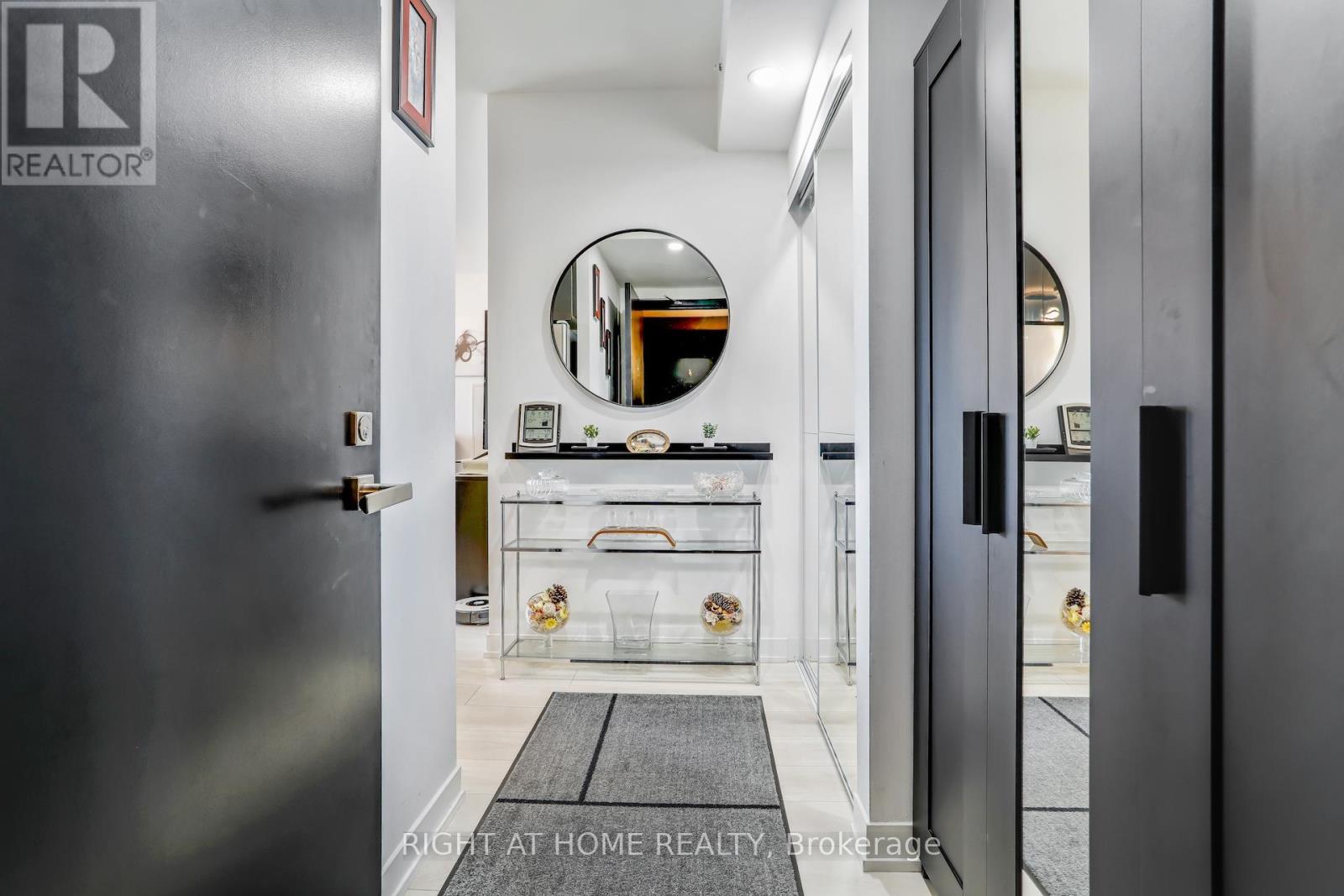 Listing photo of 402 - 31 TIPPETT ROAD