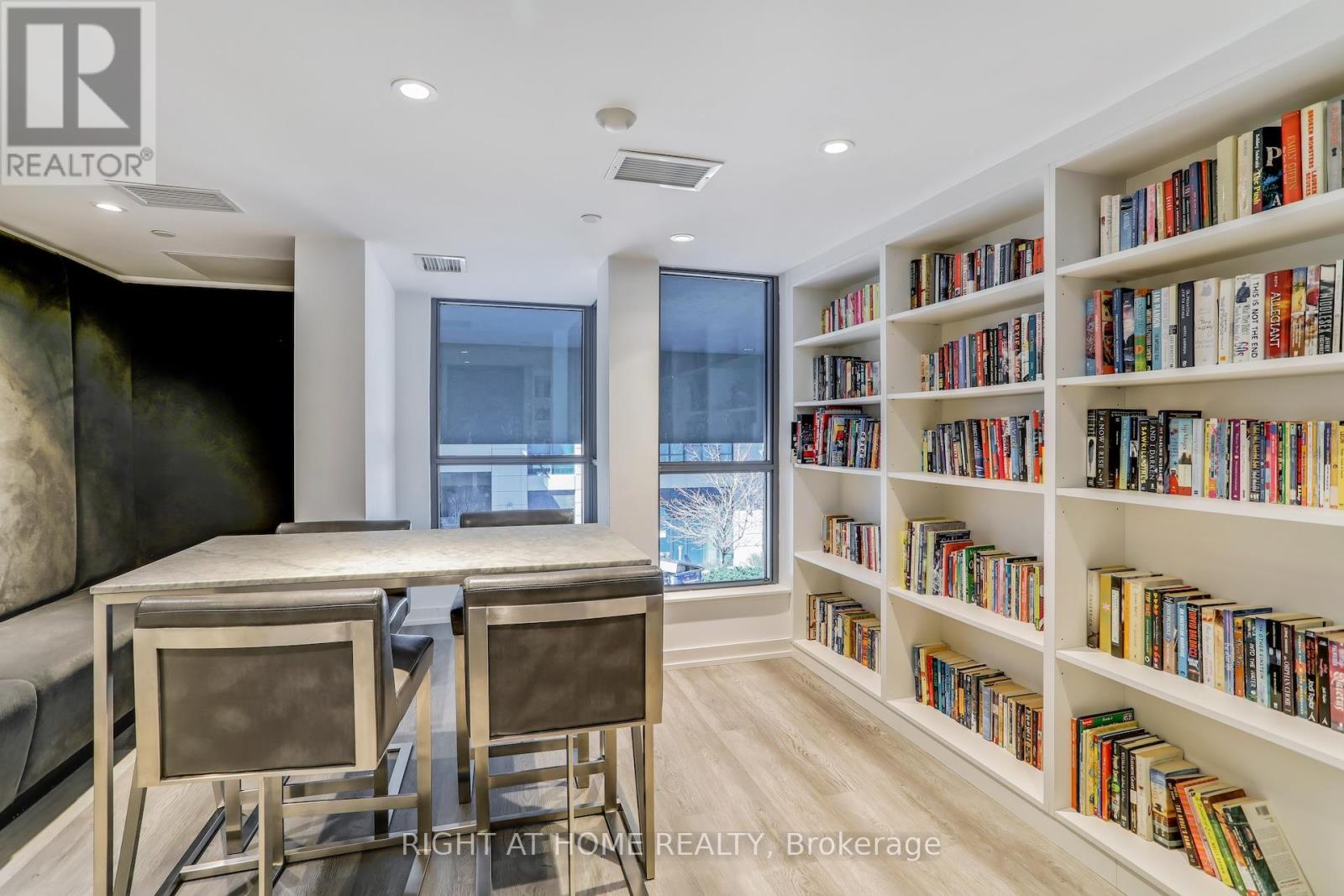 #402 31 TIPPETT ROAD - 25