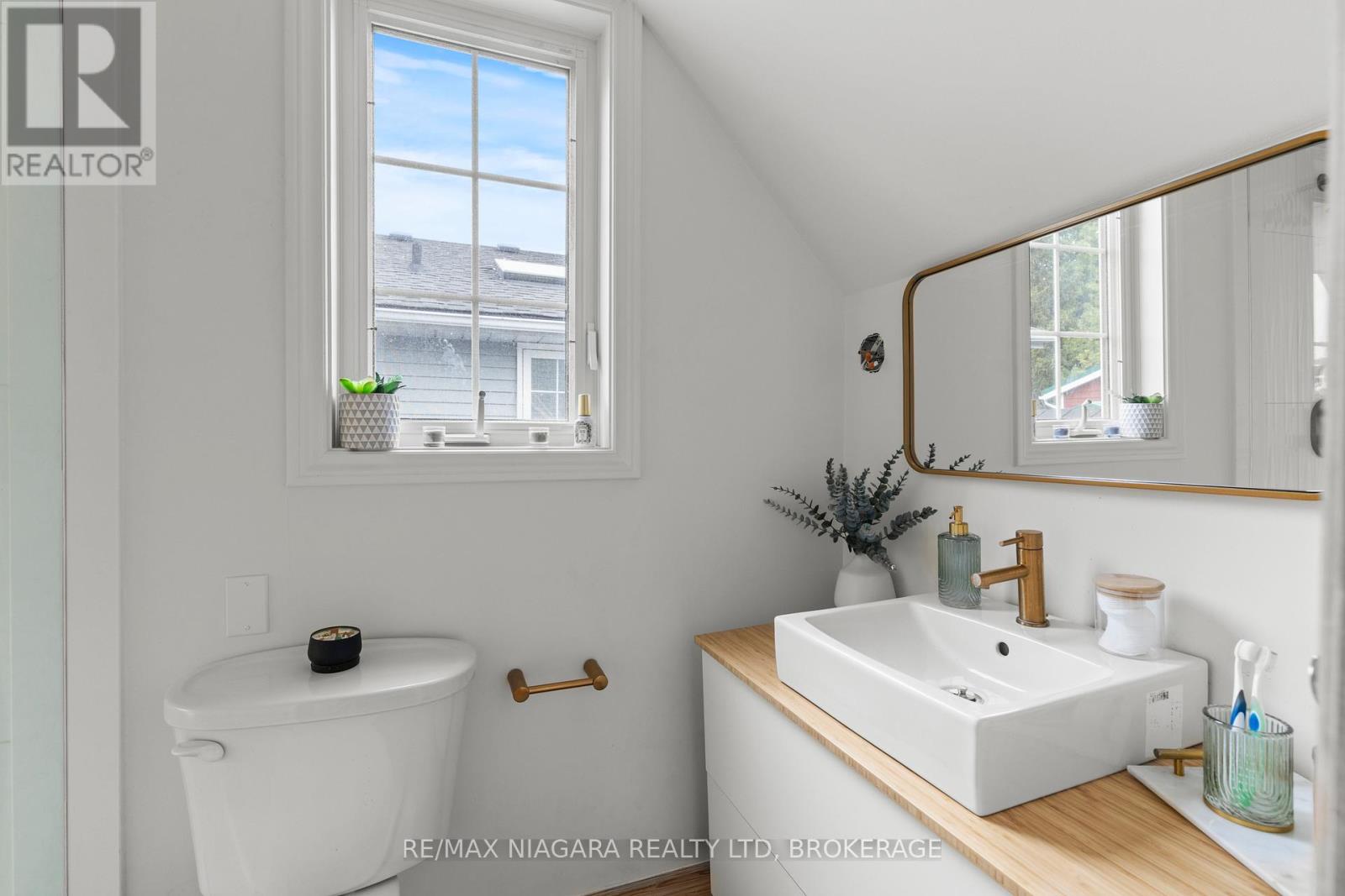 202 ANNE STREET - 36