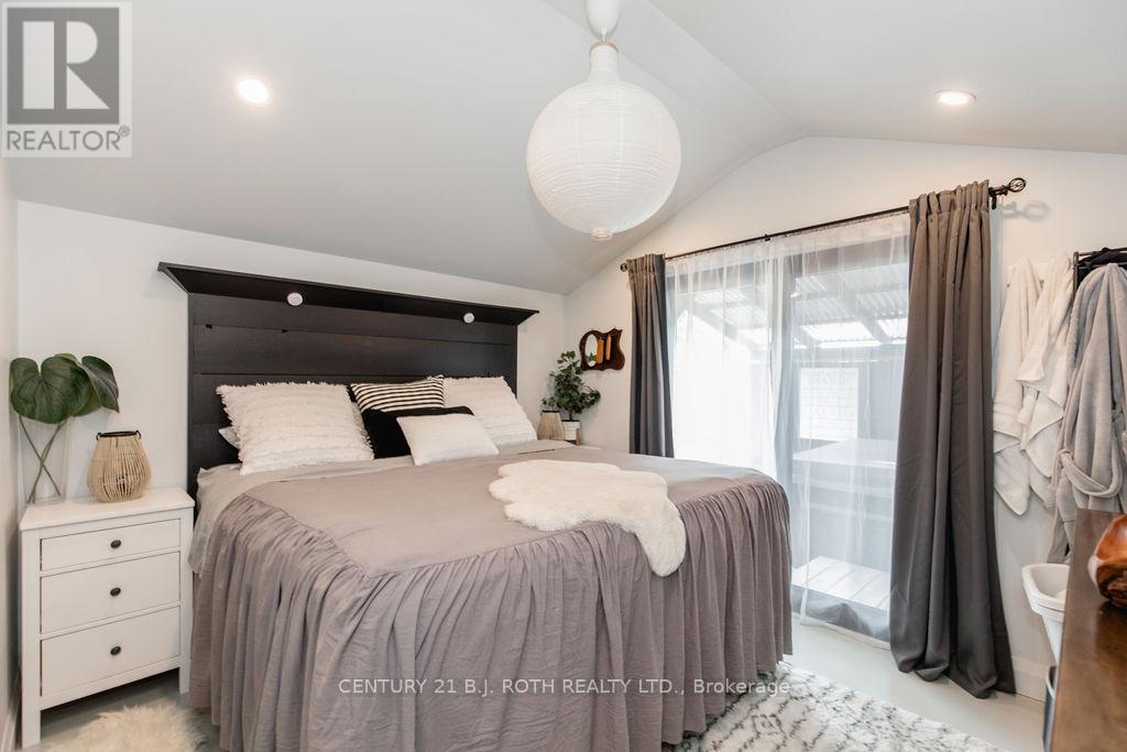 1370 KILLARNEY BEACH ROAD - 32