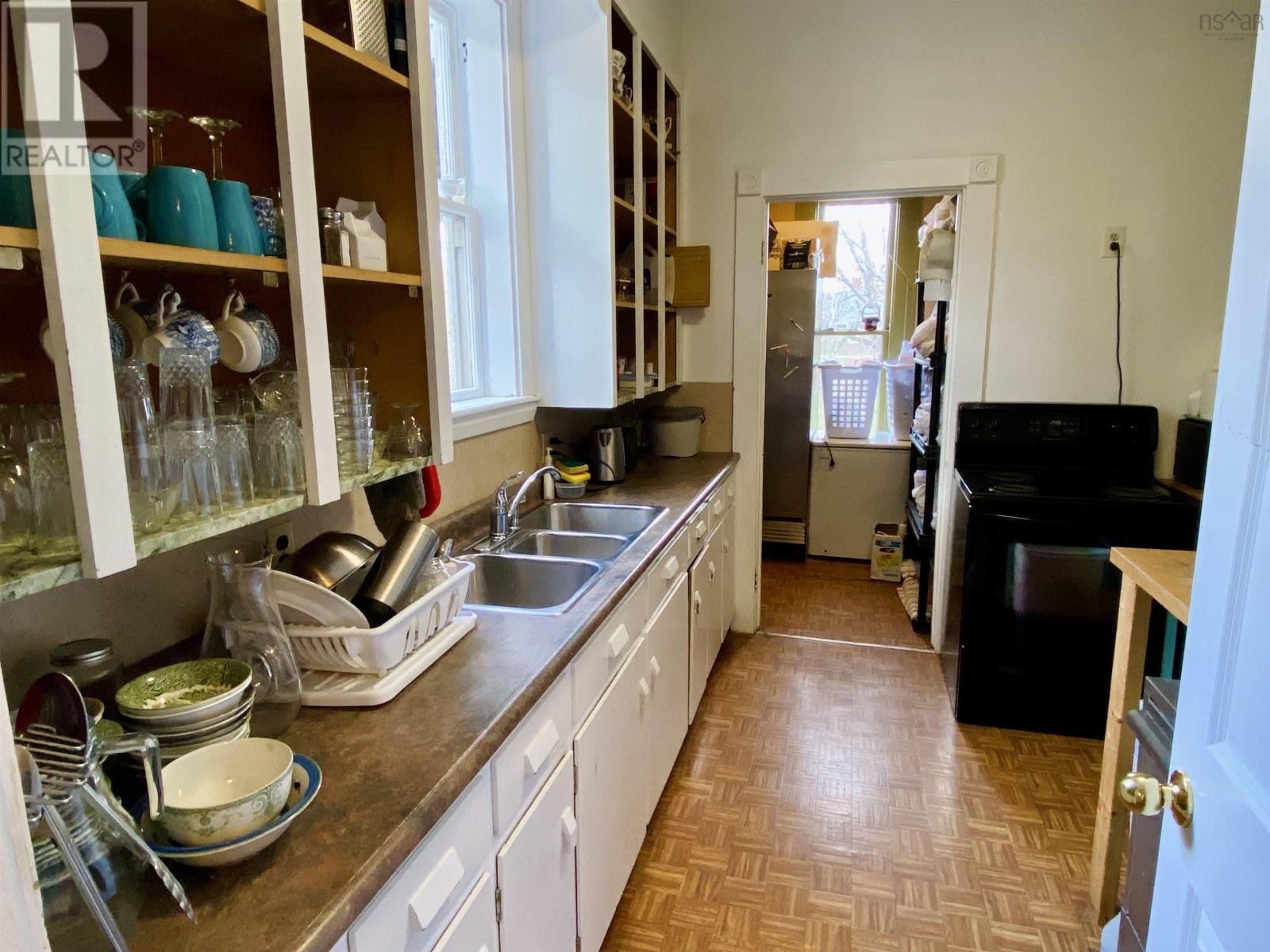 Property 25 of 50 of 548 St. George Street