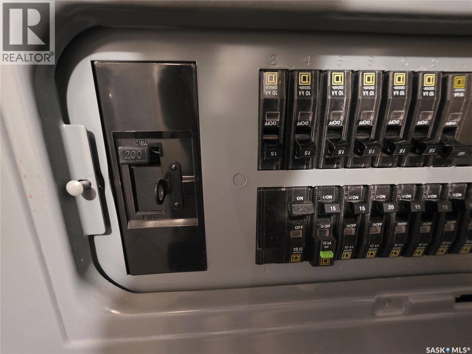 Single Family House Bi-level for Sale in  th AVENUE NE Swift Current 