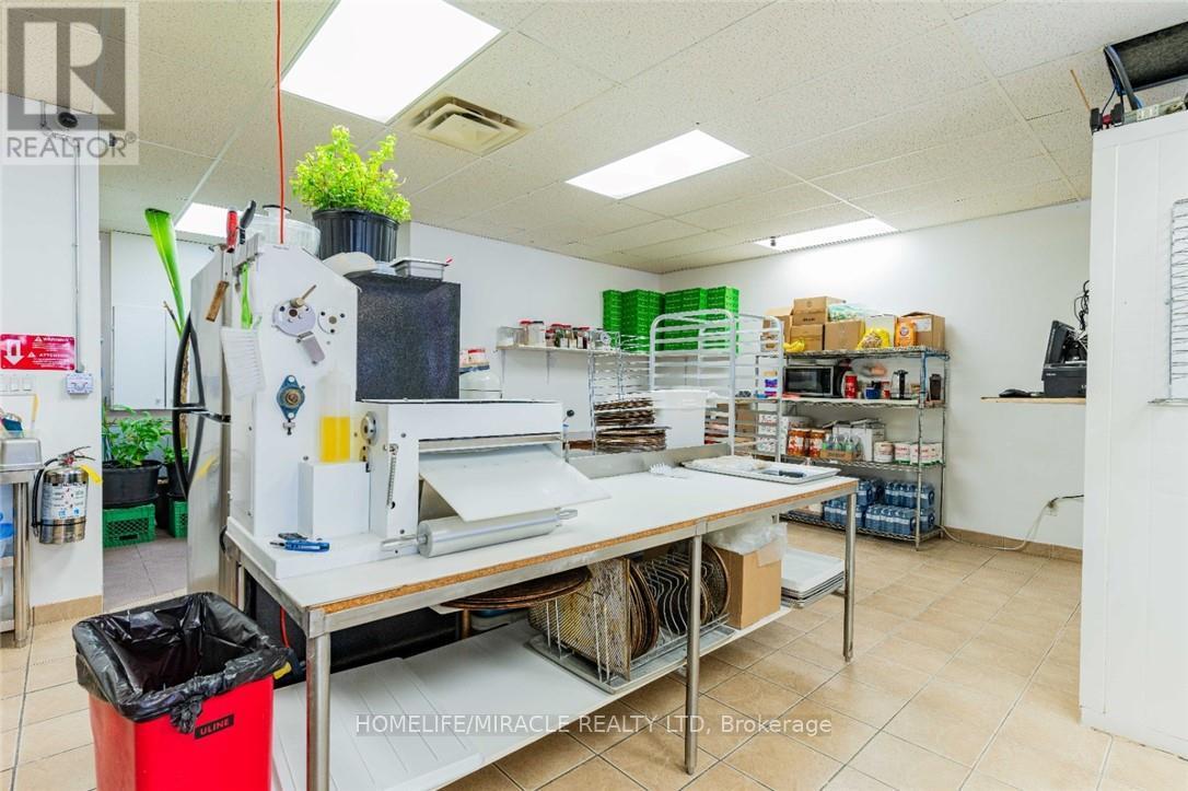 6 – 112 ORIOLE PARKWAY W