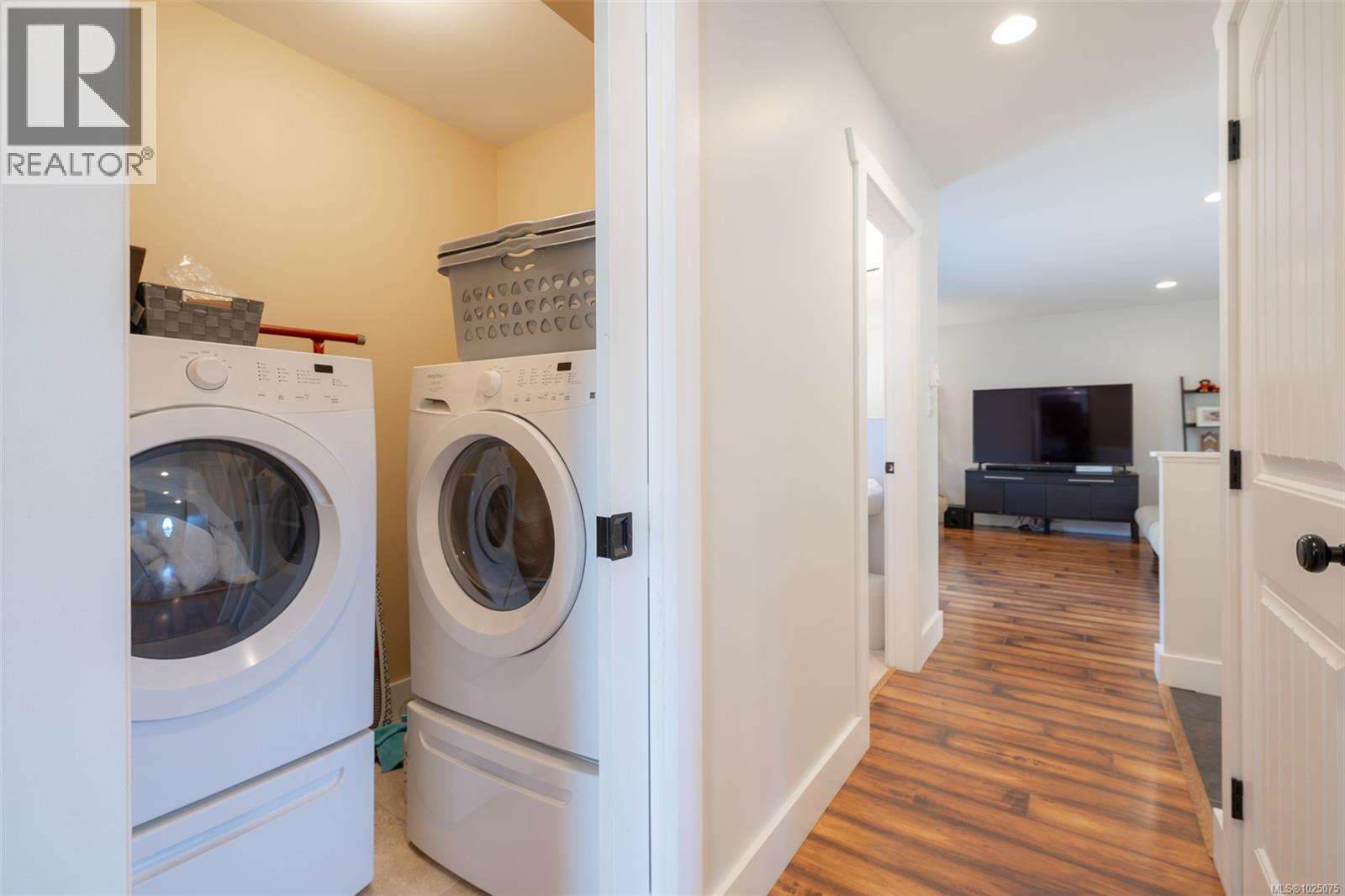 5585 SWALLOW DR - 18