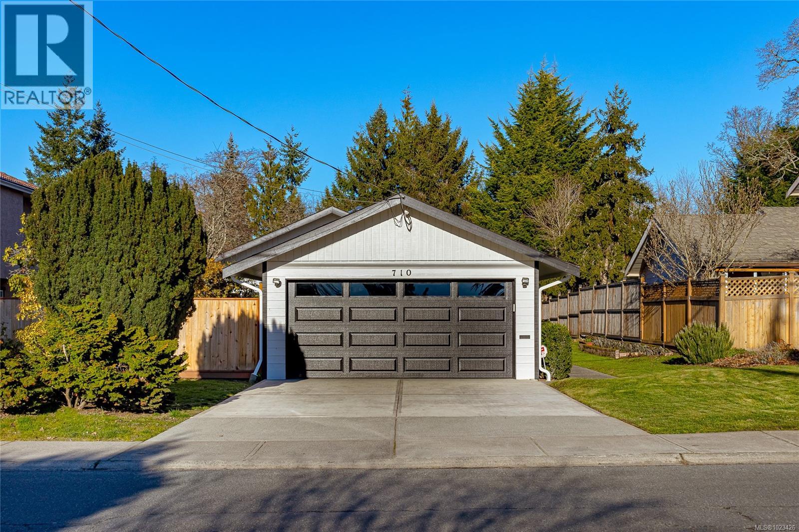 Single Family House for Sale in  Greenlea Dr Saanich 