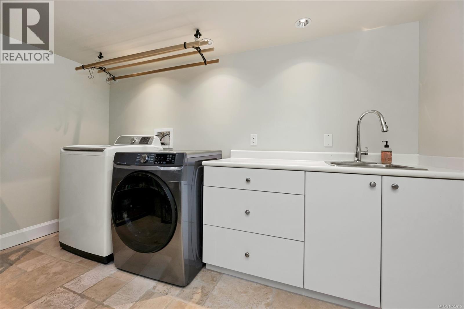  2753 Cavendish Avenue, Oak Bay