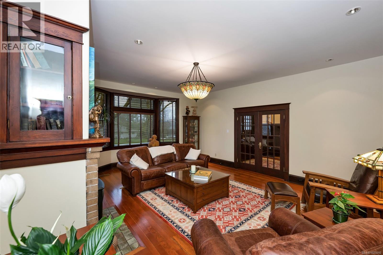  2753 Cavendish Avenue, Oak Bay