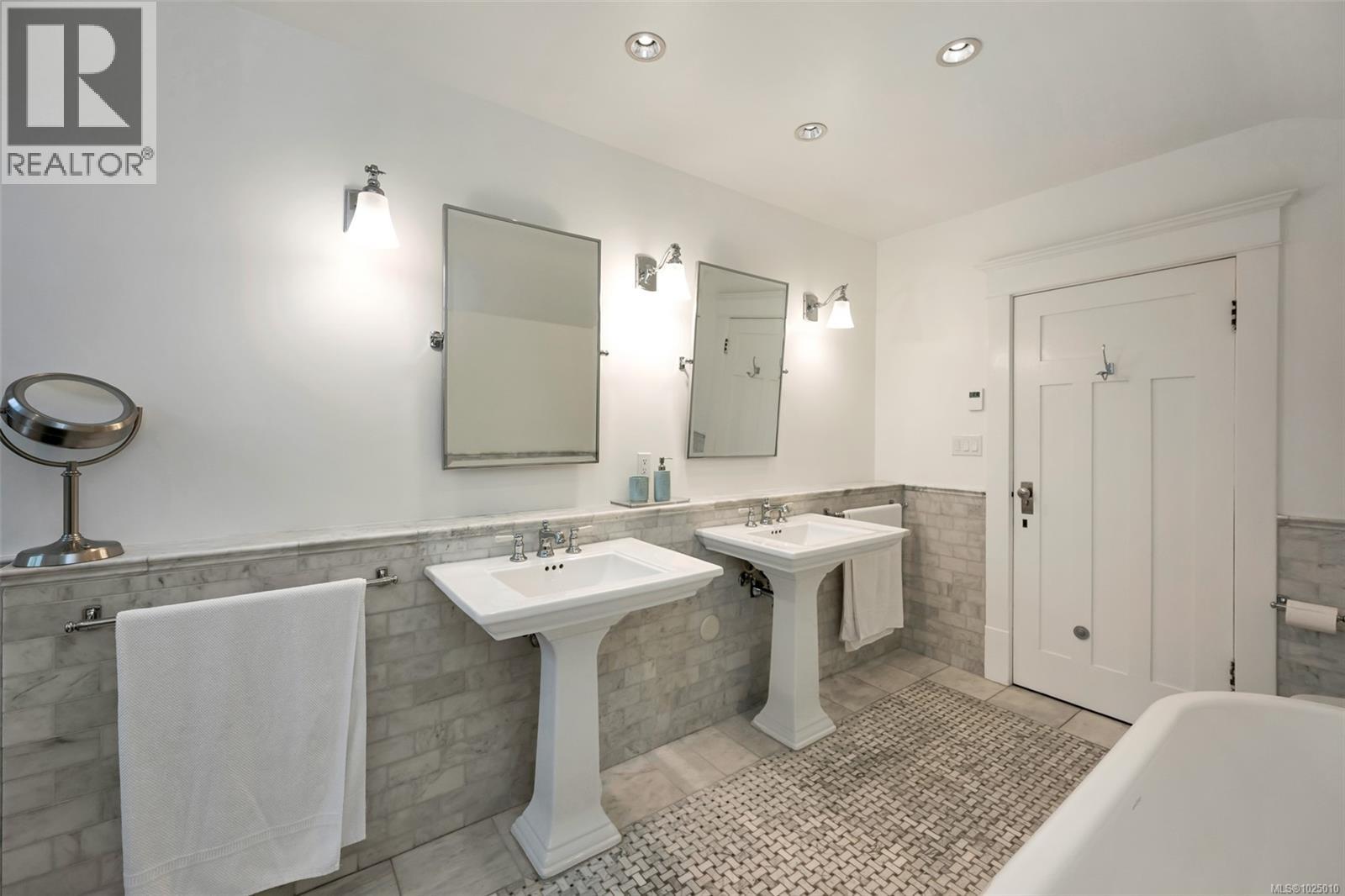  2753 Cavendish Avenue, Oak Bay