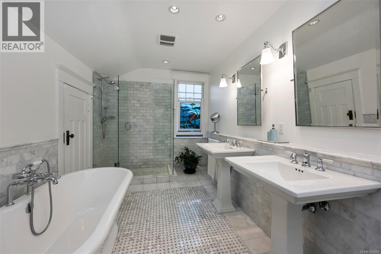  2753 Cavendish Avenue, Oak Bay