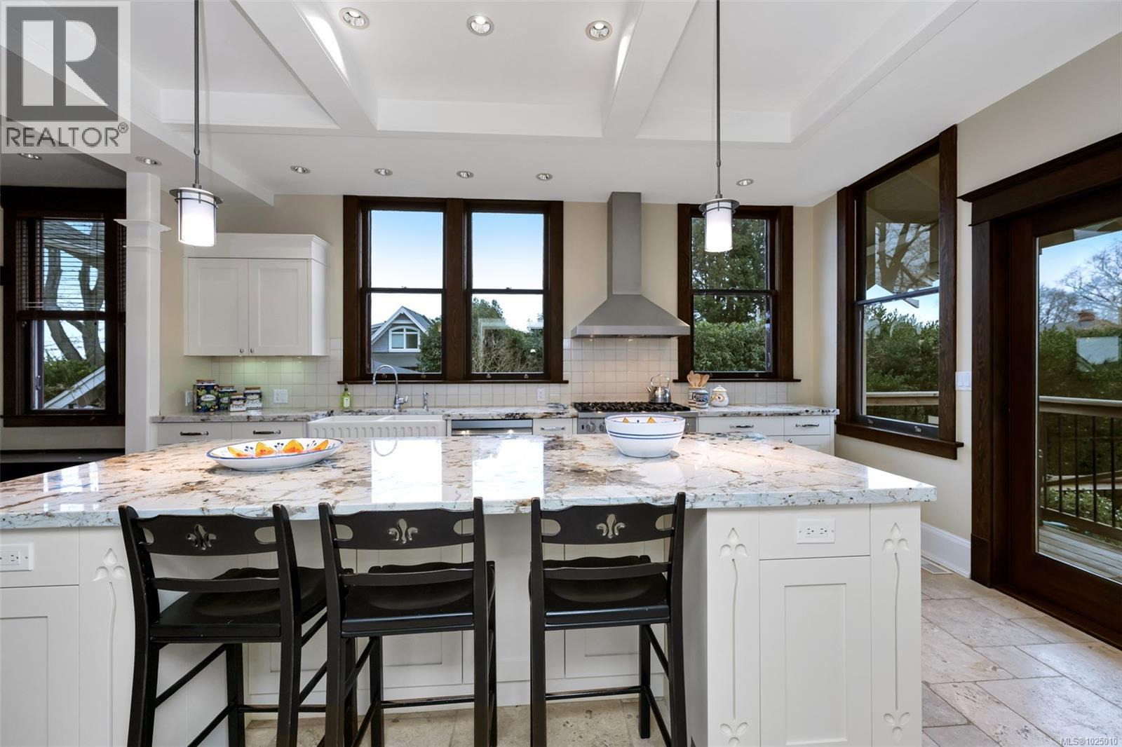  2753 Cavendish Avenue, Oak Bay