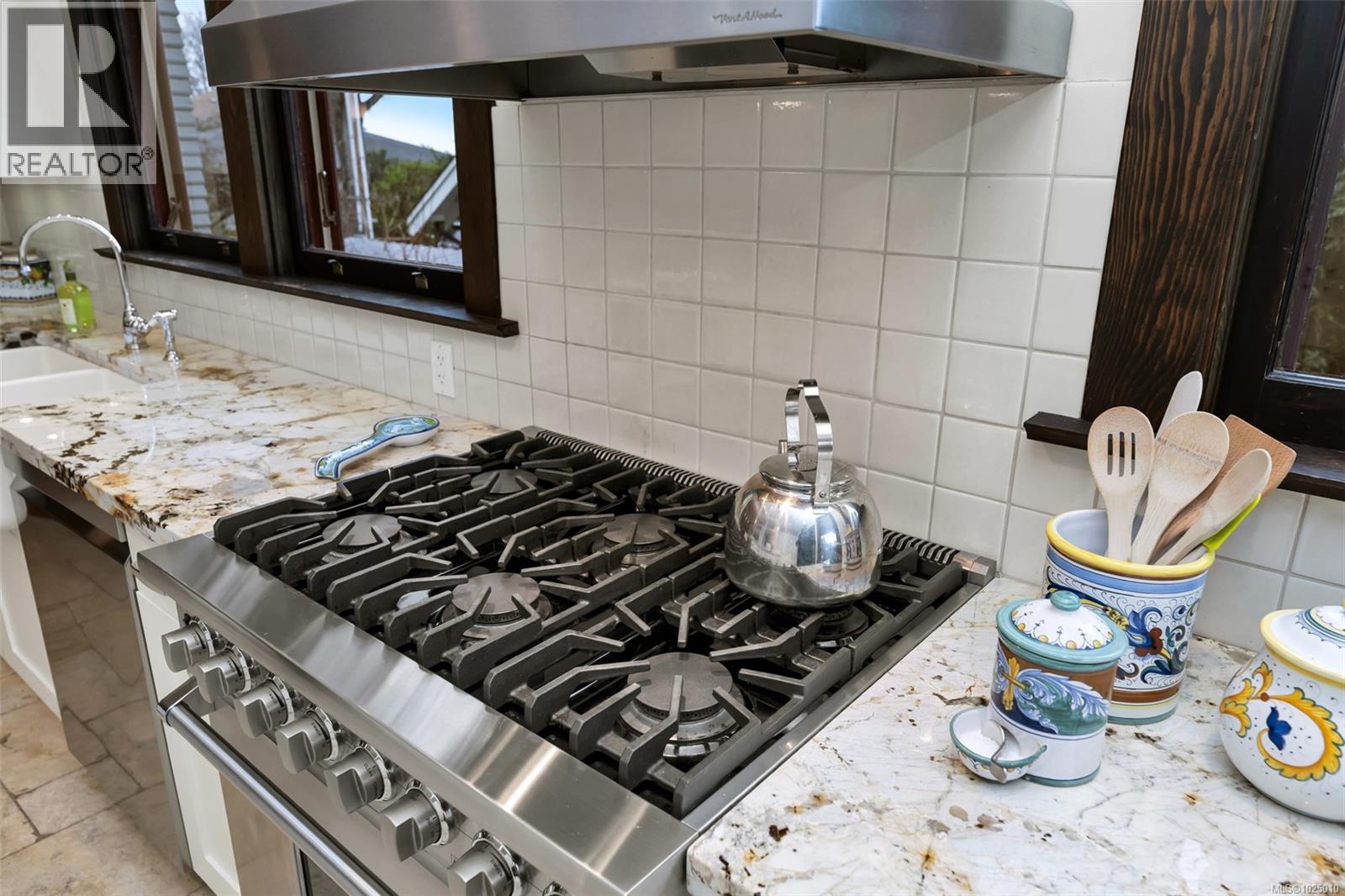  2753 Cavendish Avenue, Oak Bay