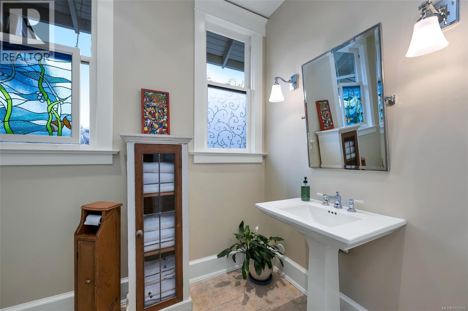  2753 Cavendish Avenue, Oak Bay