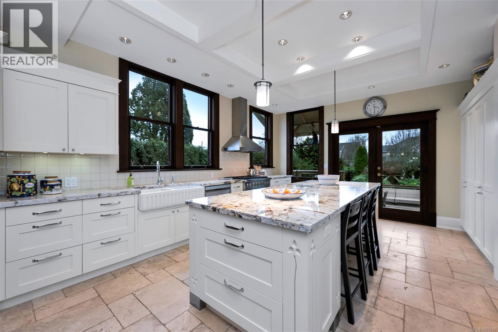  2753 Cavendish Avenue, Oak Bay