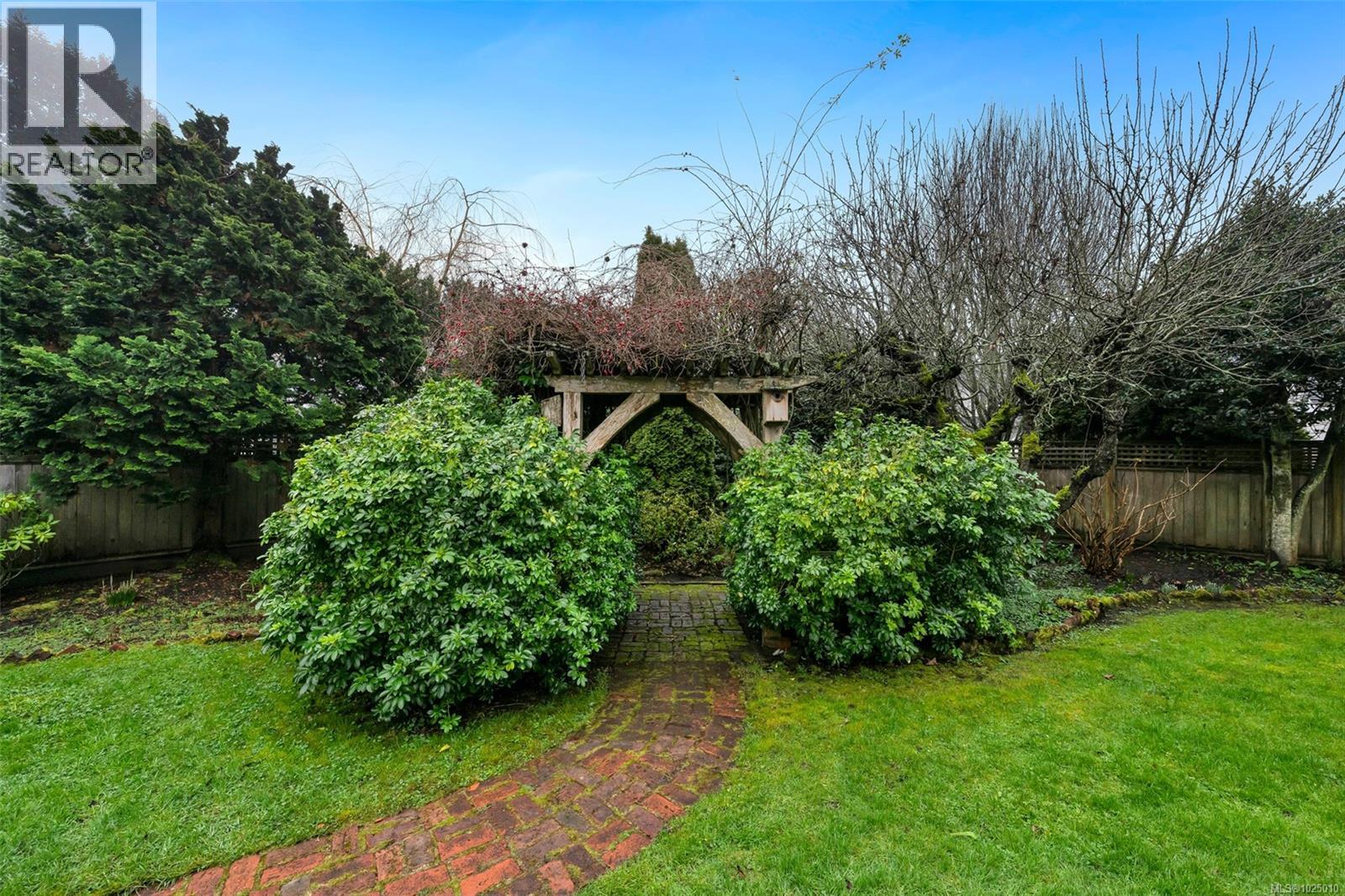  2753 Cavendish Avenue, Oak Bay