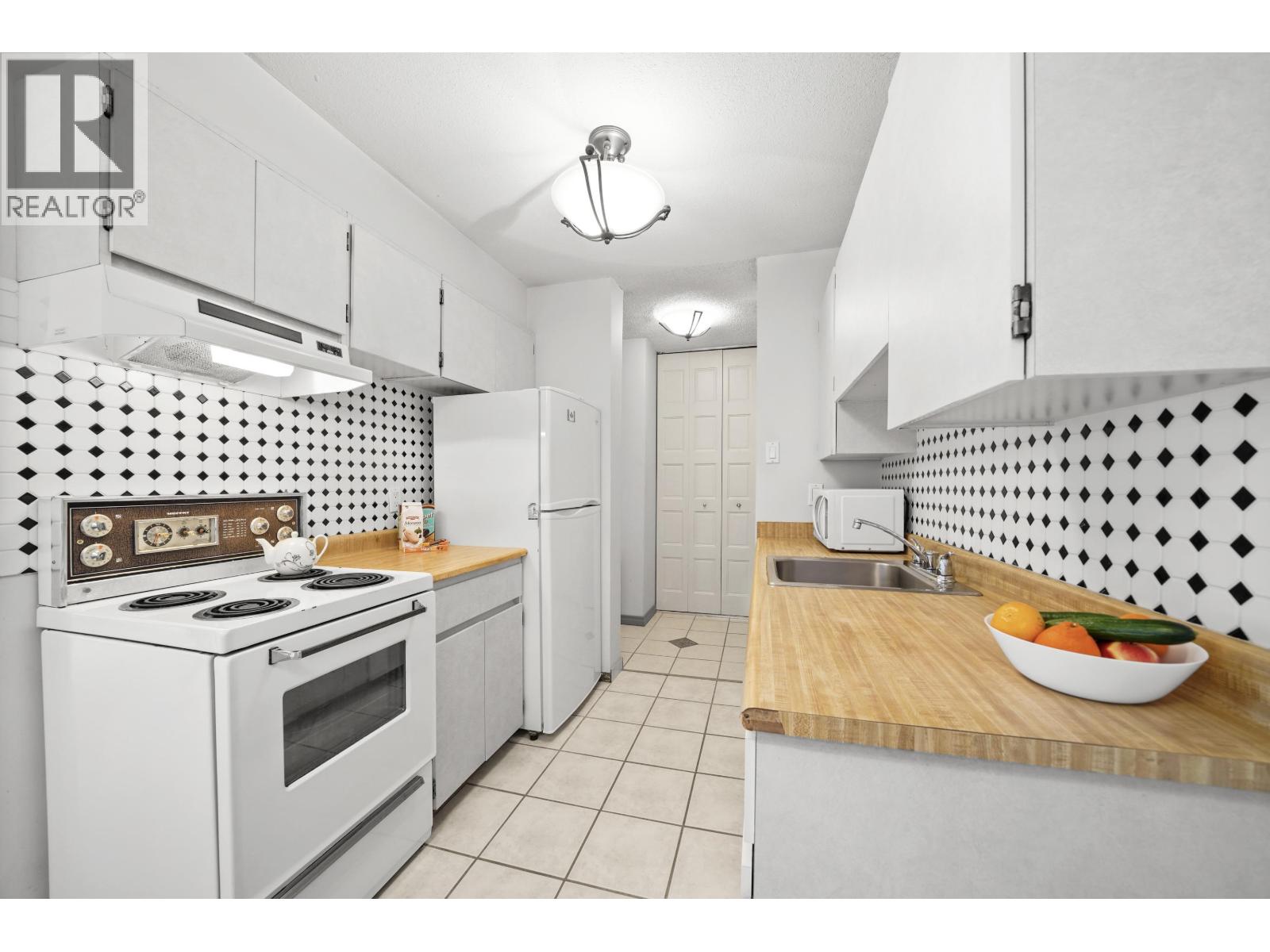 1006 2016 FULLERTON AVENUE, North Vancouver