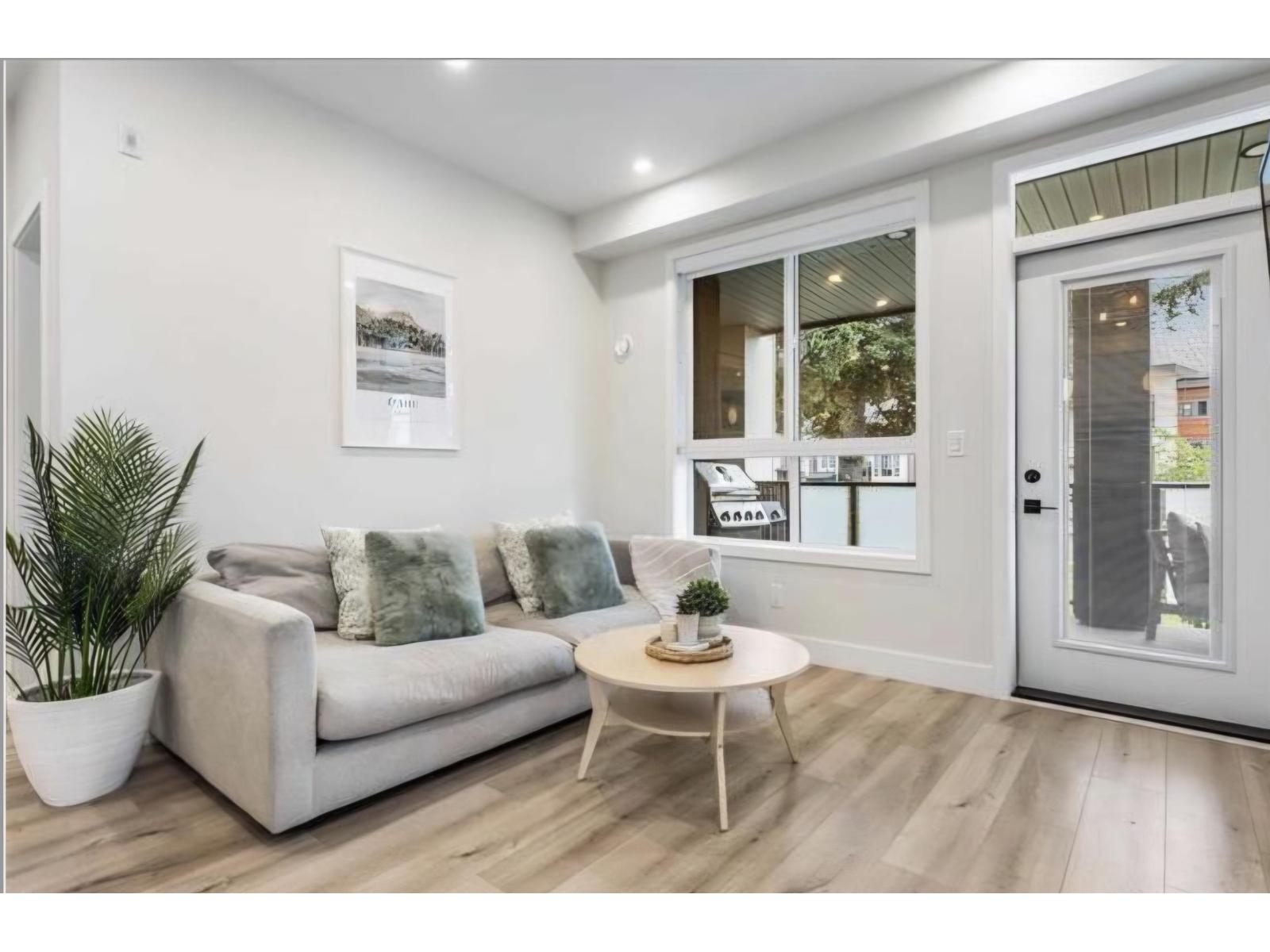 210 45505 CAMPUS DRIVE, Garrison Crossing, Chilliwack