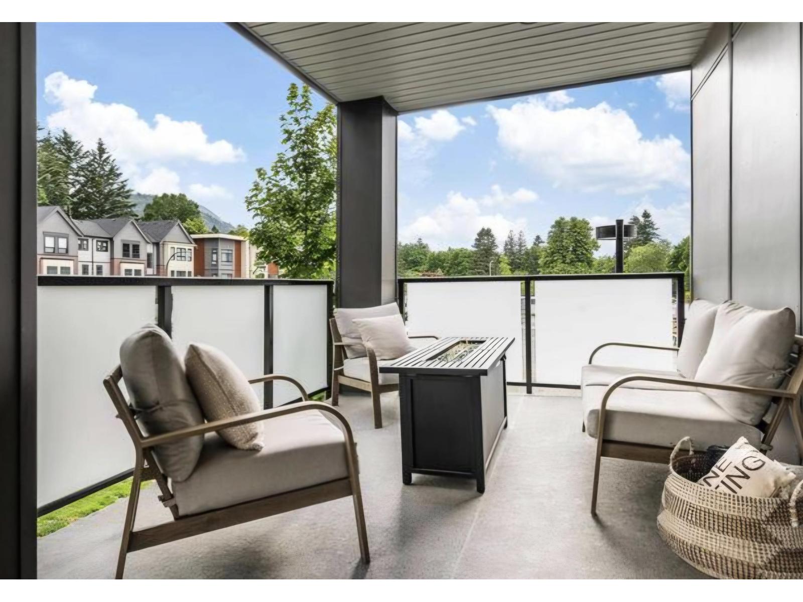 210 45505 CAMPUS DRIVE, Garrison Crossing, Chilliwack