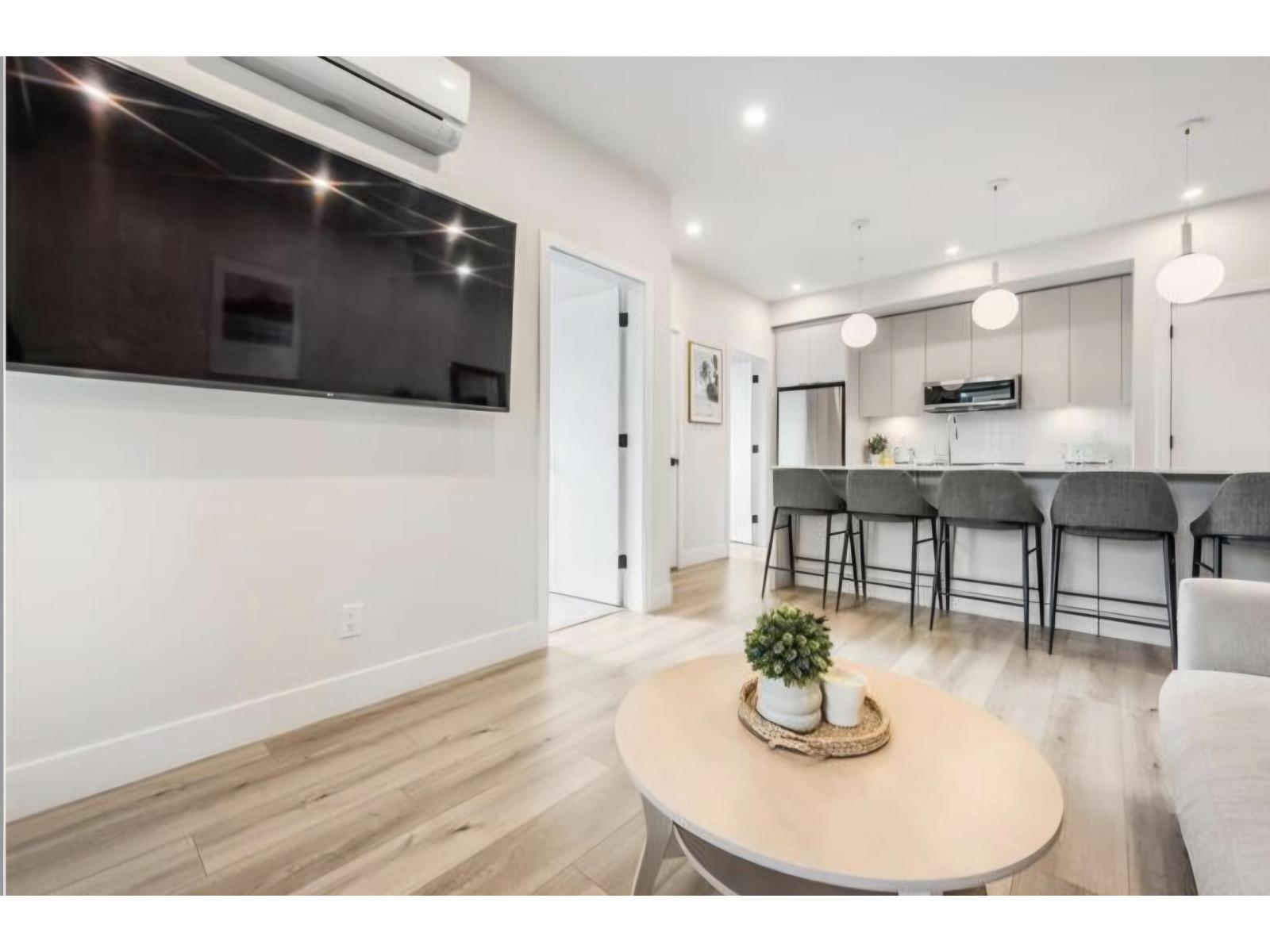 210 45505 CAMPUS DRIVE, Garrison Crossing, Chilliwack