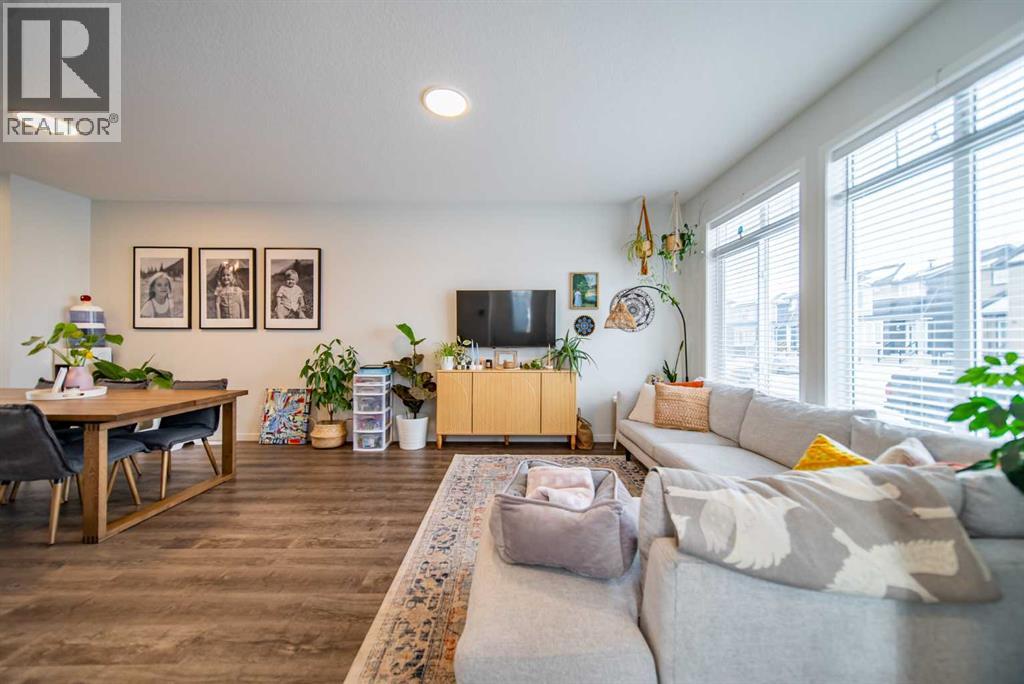 27 Iris Crescent - Photo 5 of 43, Okotoks, Alberta