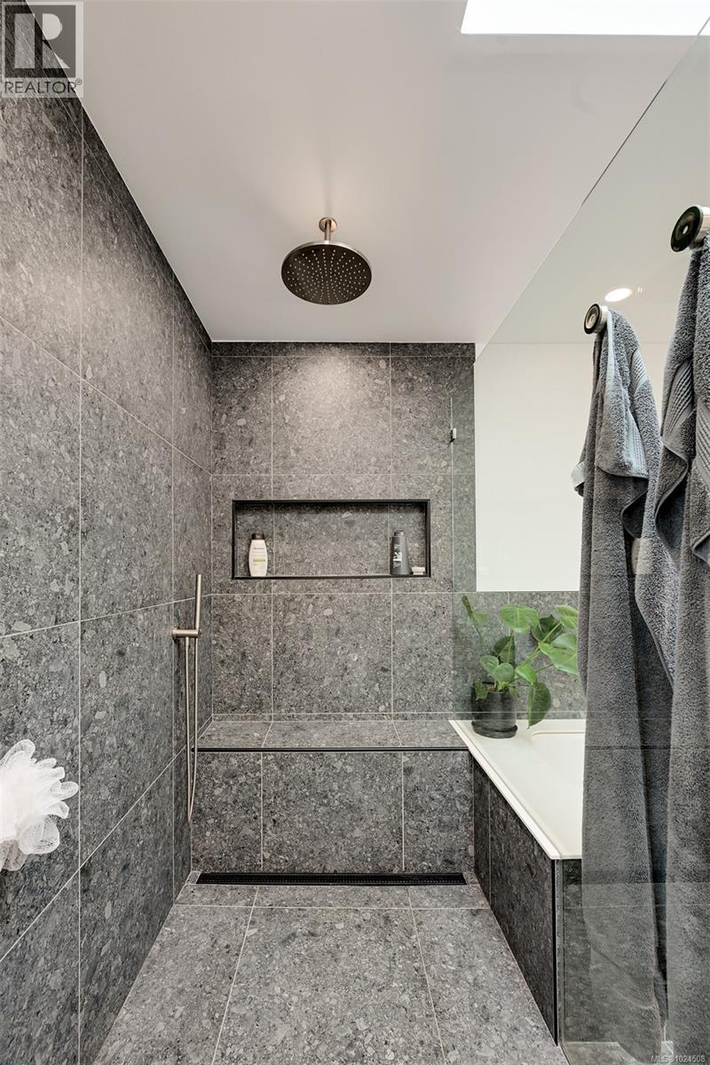 554 Beach Dr, Oak Bay