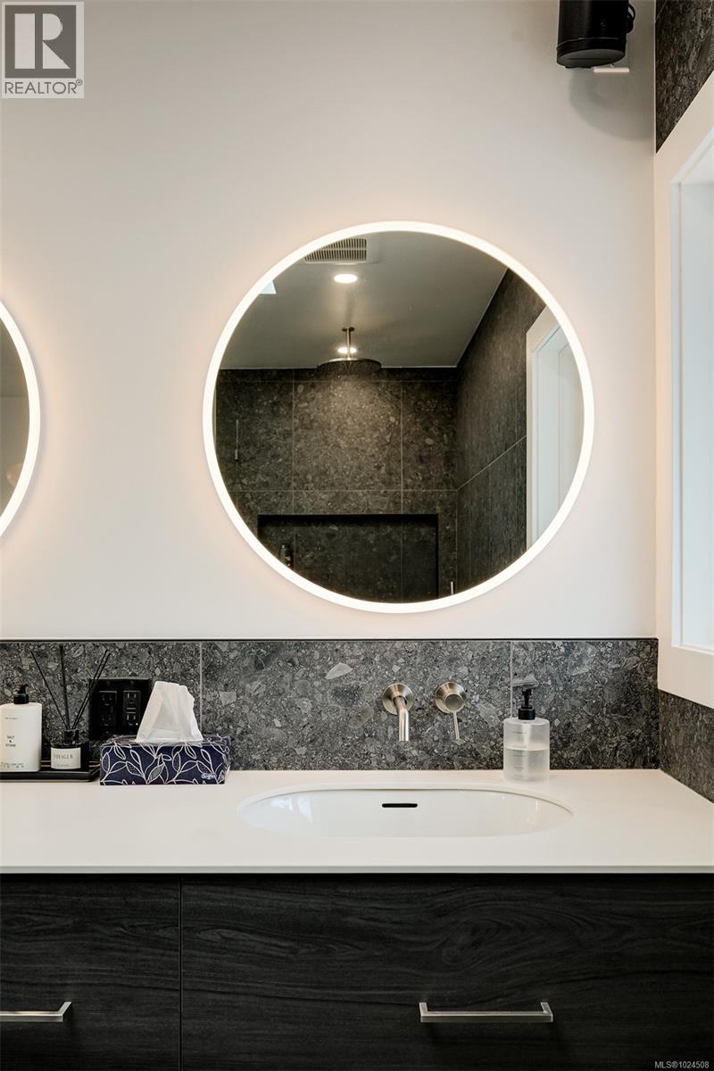 554 Beach Dr, Oak Bay