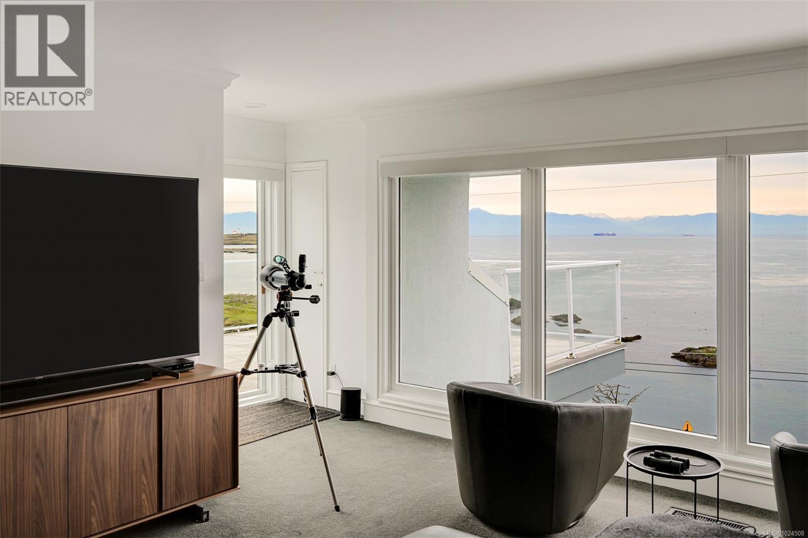 554 Beach Dr, Oak Bay