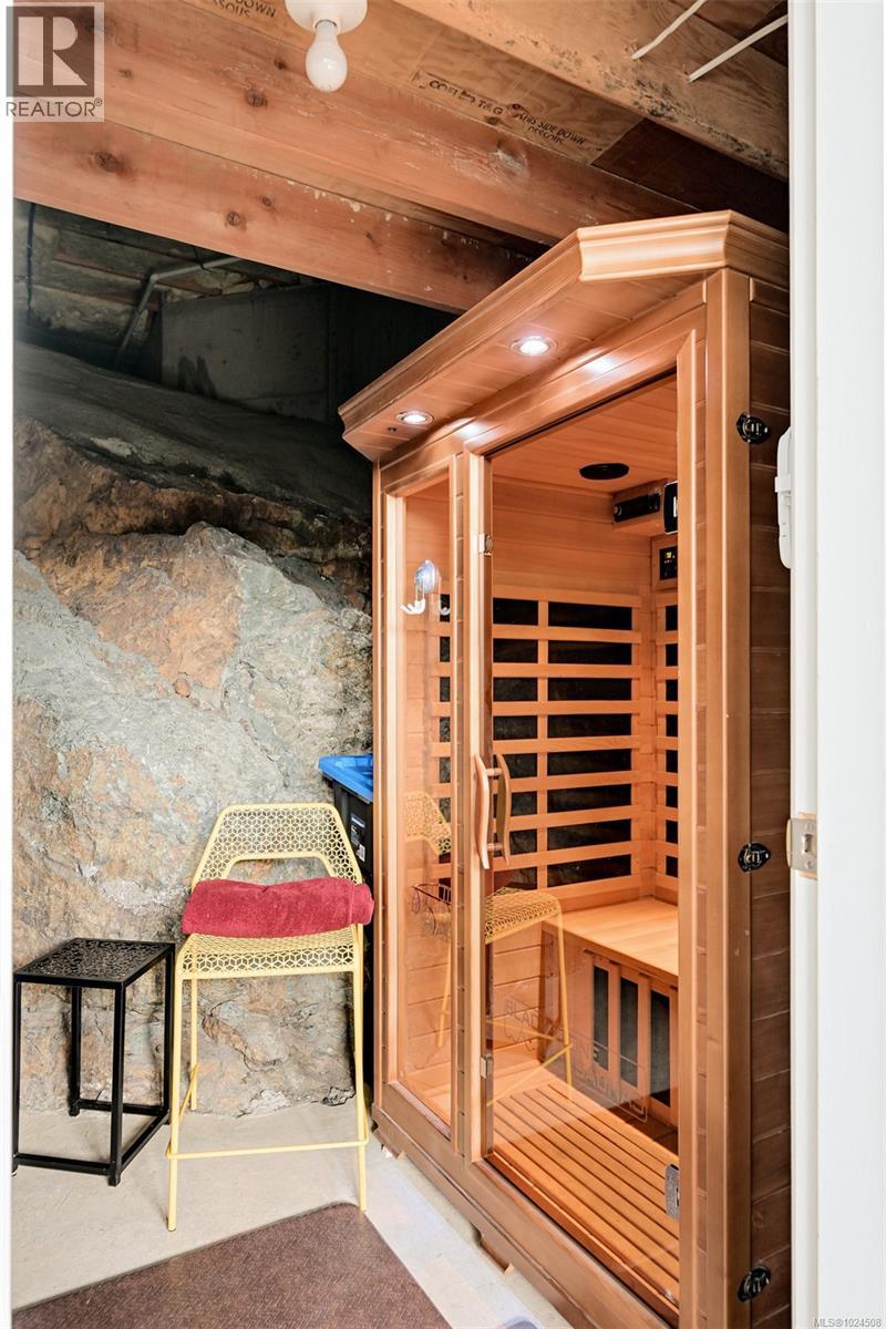 554 Beach Dr, Oak Bay