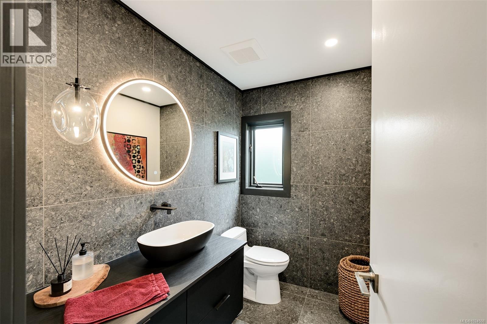 554 Beach Dr, Oak Bay