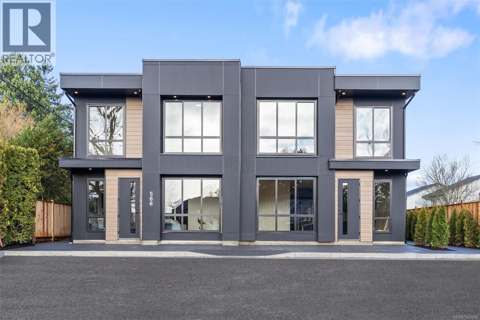 3 588 Whiteside Street, Saanich