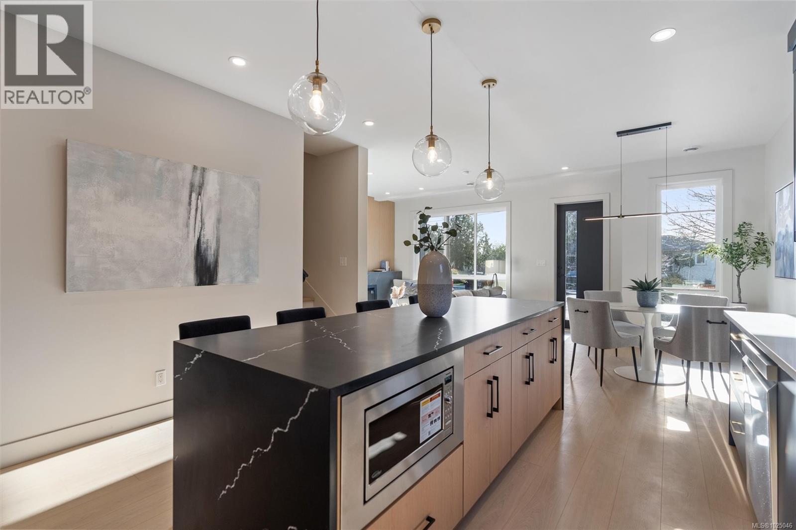 3 588 Whiteside Street, Saanich