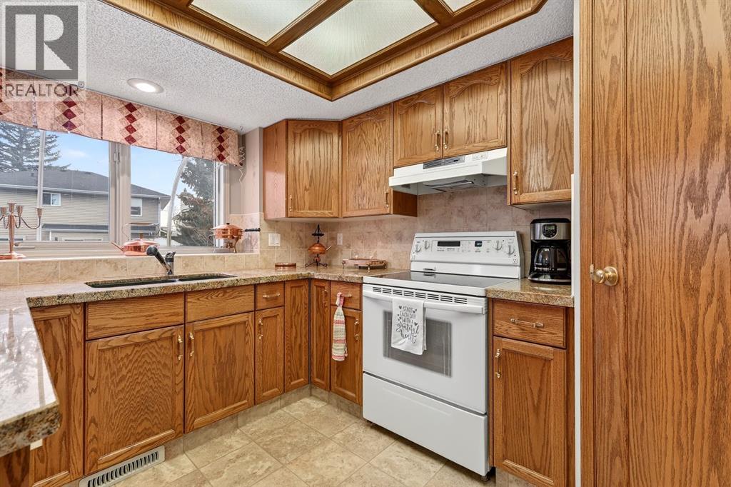 Single Family House for Sale in  Douglasbank Drive SE Douglasdale/Glen Calgary 