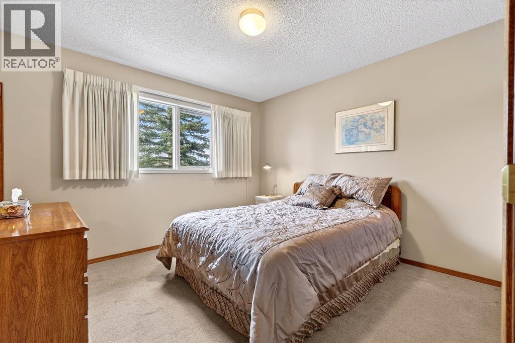 Single Family House for Sale in  Douglasbank Drive SE Douglasdale/Glen Calgary 