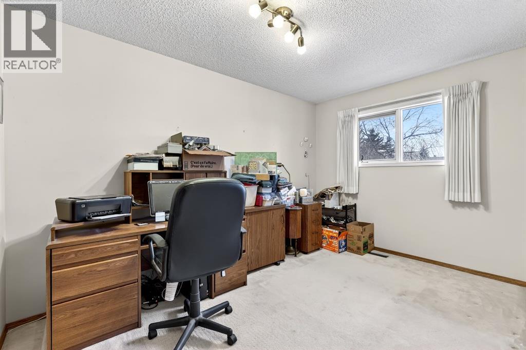 Single Family House for Sale in  Douglasbank Drive SE Douglasdale/Glen Calgary 