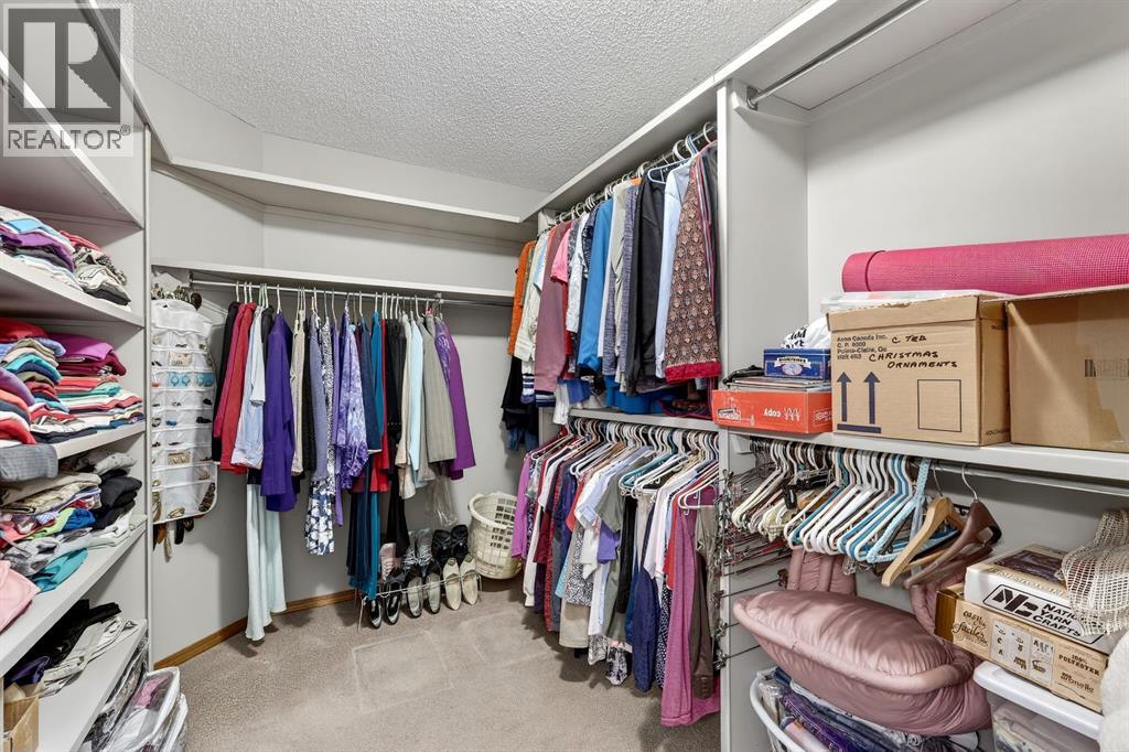 Single Family House for Sale in  Douglasbank Drive SE Douglasdale/Glen Calgary 