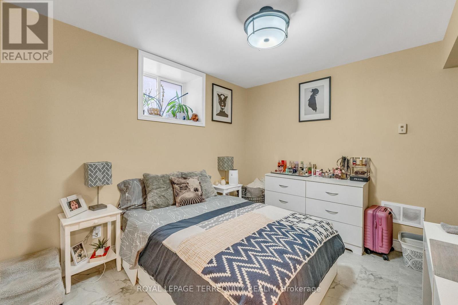 51 CLAXTON BOULEVARD - 27