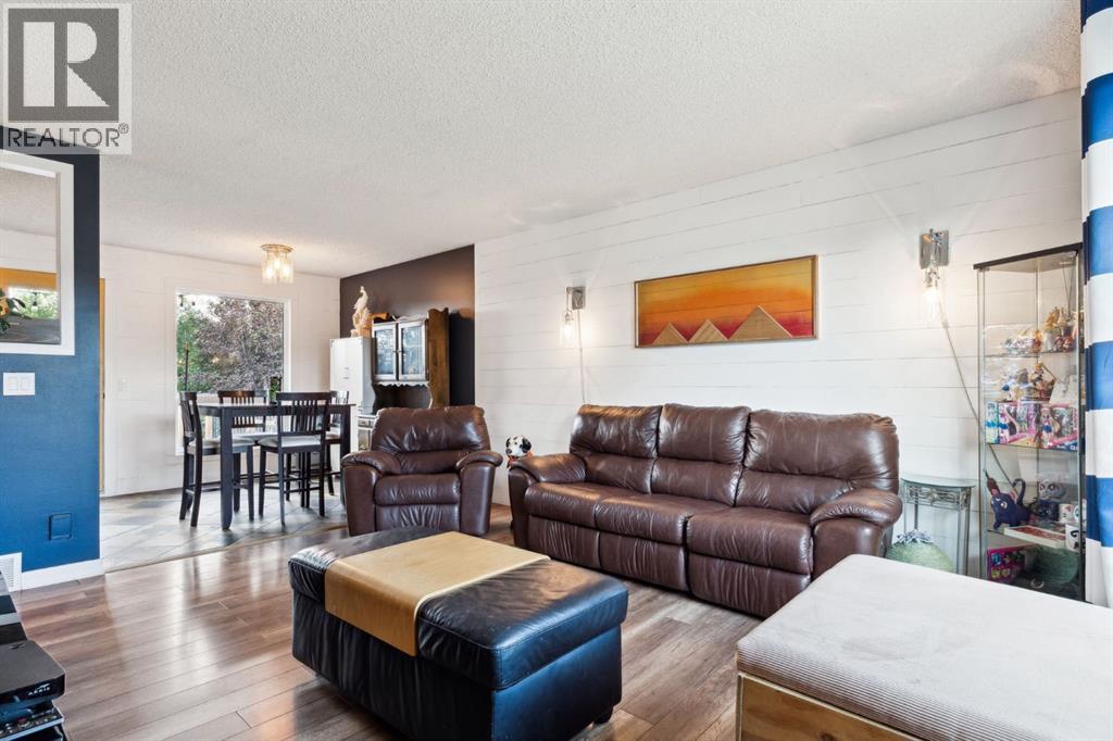 Single Family House Bi-level for Sale in  Falchurch Crescent NE Falconridge Calgary 