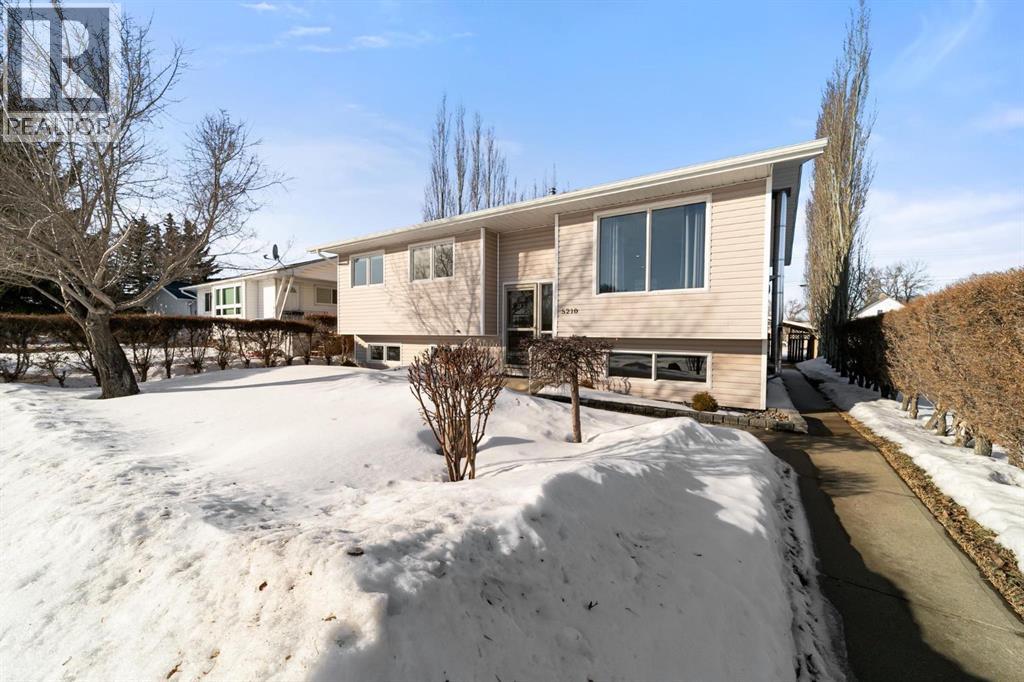 5210 48 Street - Photo 2 of 29, Daysland, Alberta