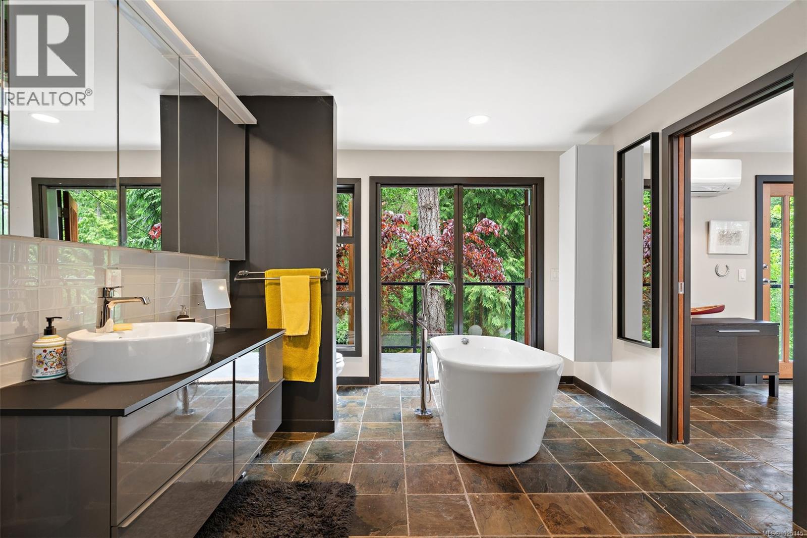 1457 Howcrest Rd, North Saanich