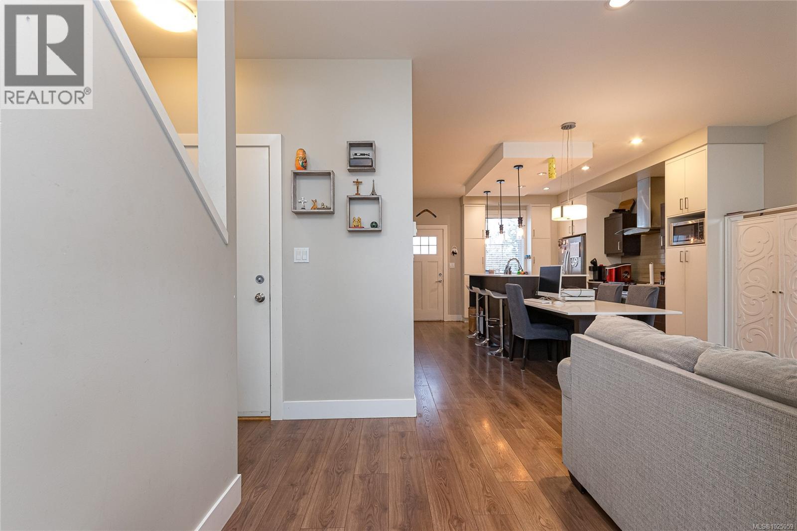 5 3903 Douglas Street, Saanich