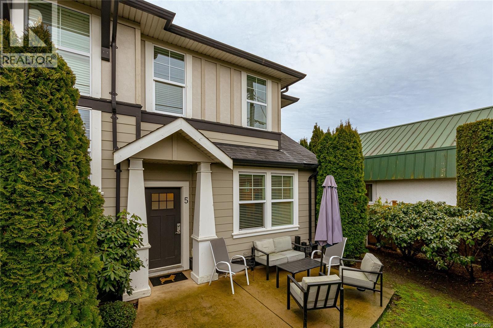 #5 3903 Douglas St - 2