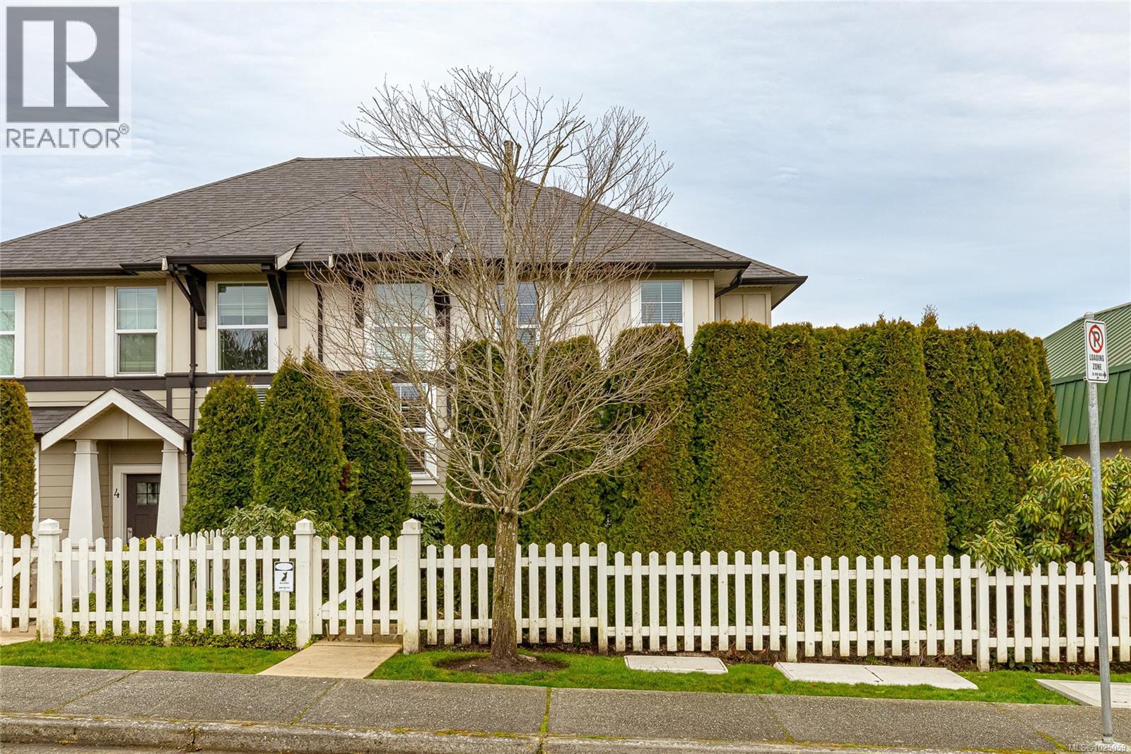 #5 3903 Douglas St - 1